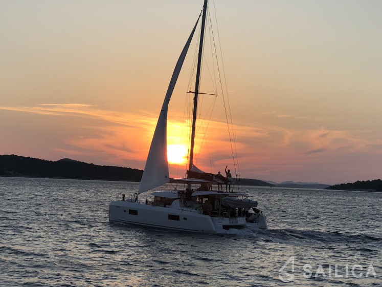 Lagoon 42 - Yacht Charter Sailica
