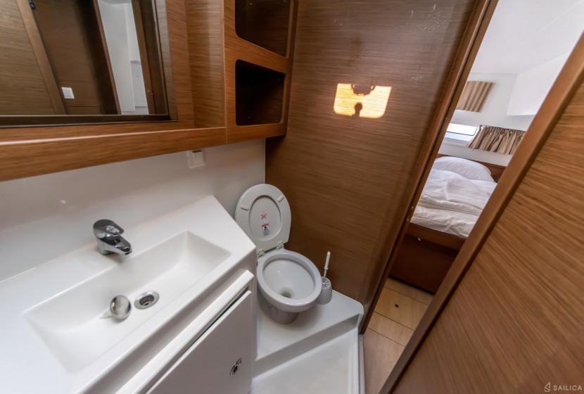 Lagoon 42 - Yacht Charter Sailica