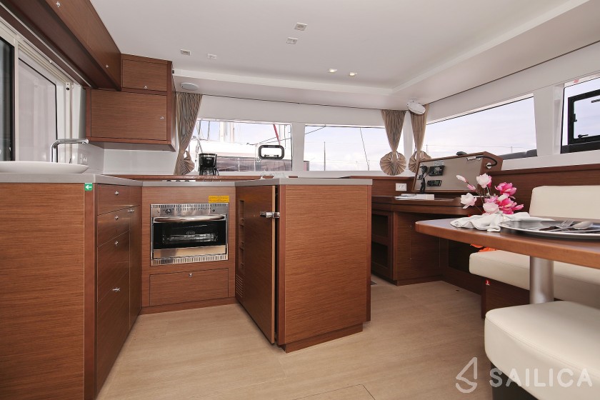 Lagoon 450 S - 4 + 2 cab. - Yacht Charter Sailica