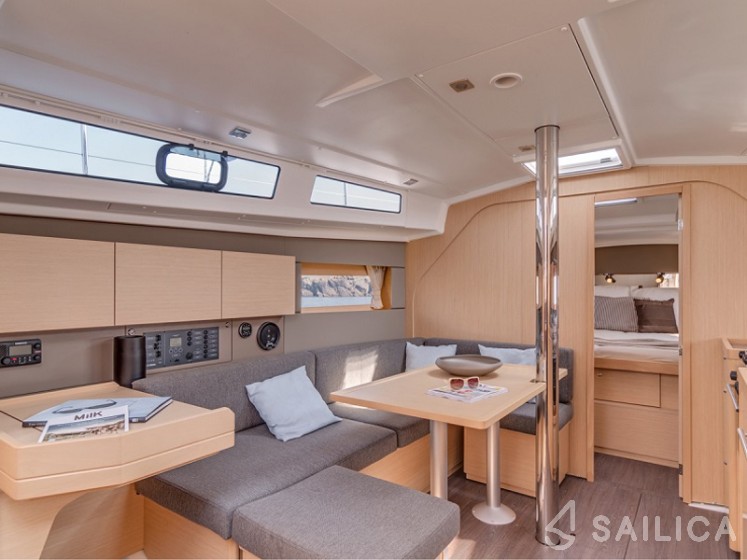 Oceanis 38.1 - Yacht Charter Sailica