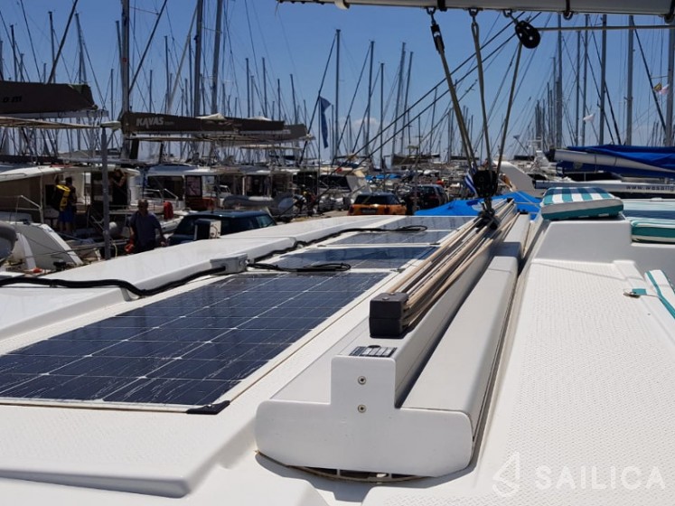Astréa 42 - Yacht Charter Sailica