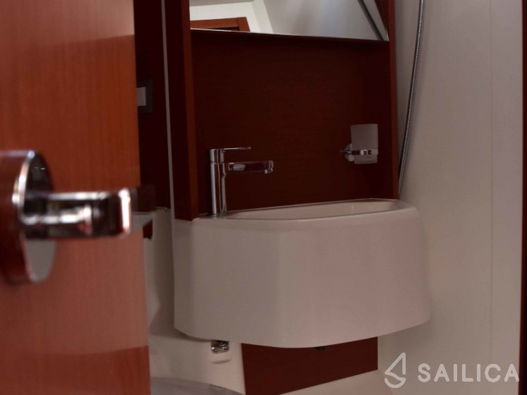 Oceanis 51.1 - Yacht Charter Sailica