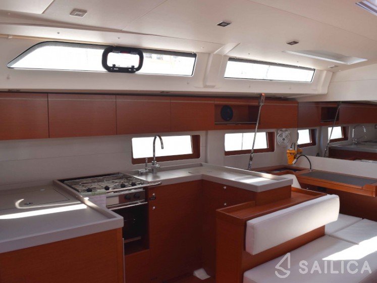 Oceanis 51.1 - Yacht Charter Sailica