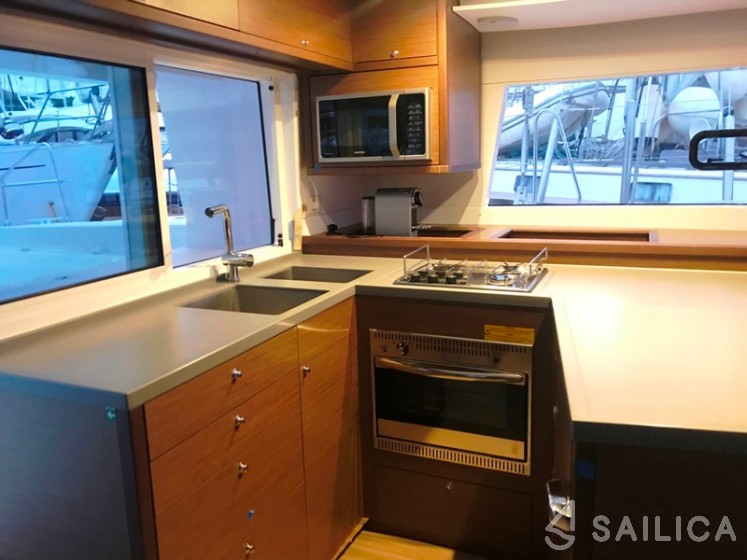 Lagoon 450  Flybridge - Yacht Charter Sailica