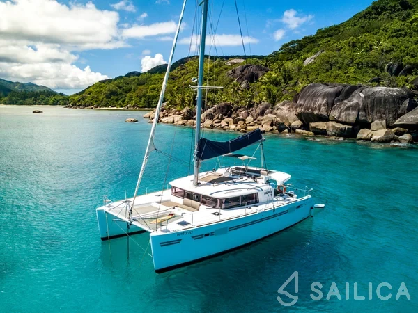 Lagoon 450  Flybridge - Yacht Charter Sailica