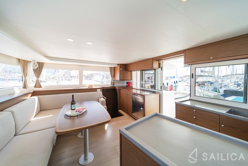 Lagoon 450  Flybridge - Yacht Charter Sailica