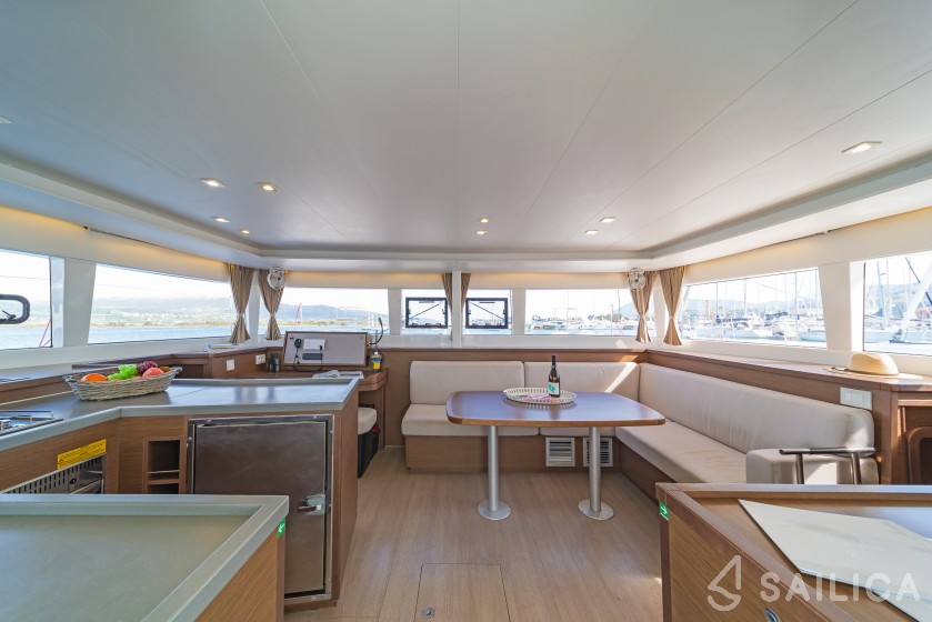 Lagoon 450  Flybridge - Yacht Charter Sailica
