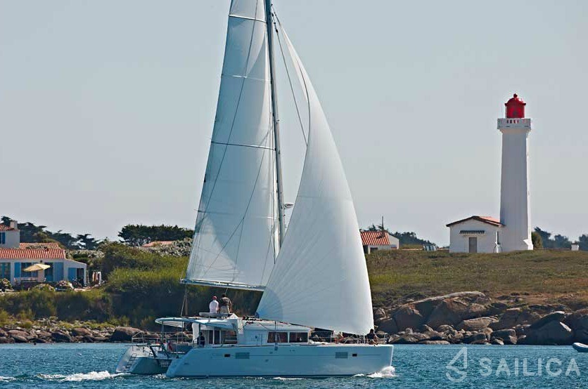 Lagoon 450  Flybridge - Yacht Charter Sailica