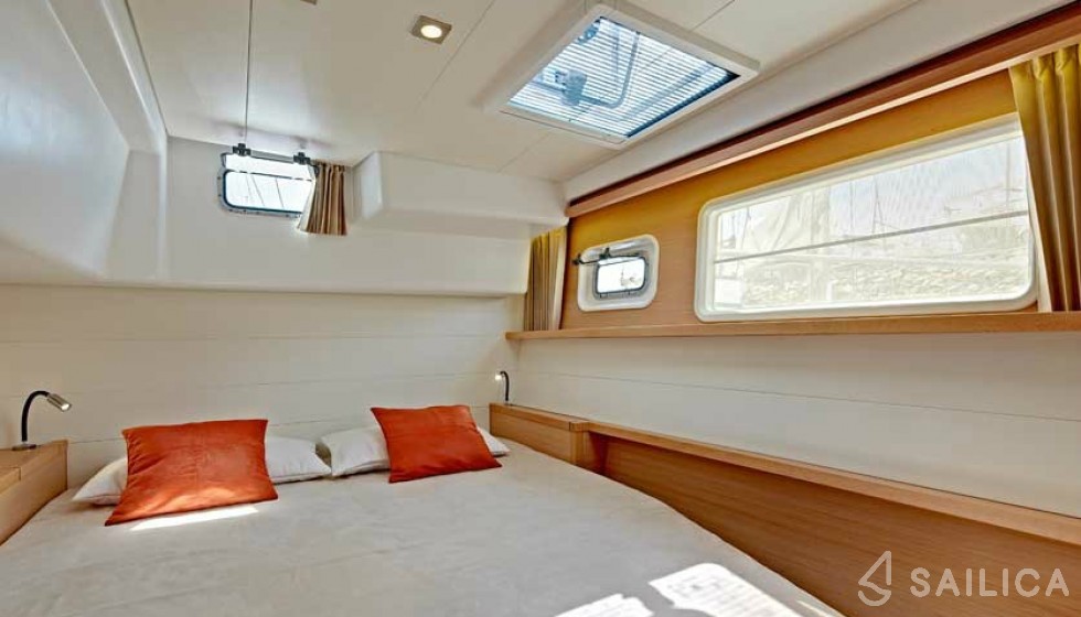 Lagoon 450  Flybridge - Yacht Charter Sailica