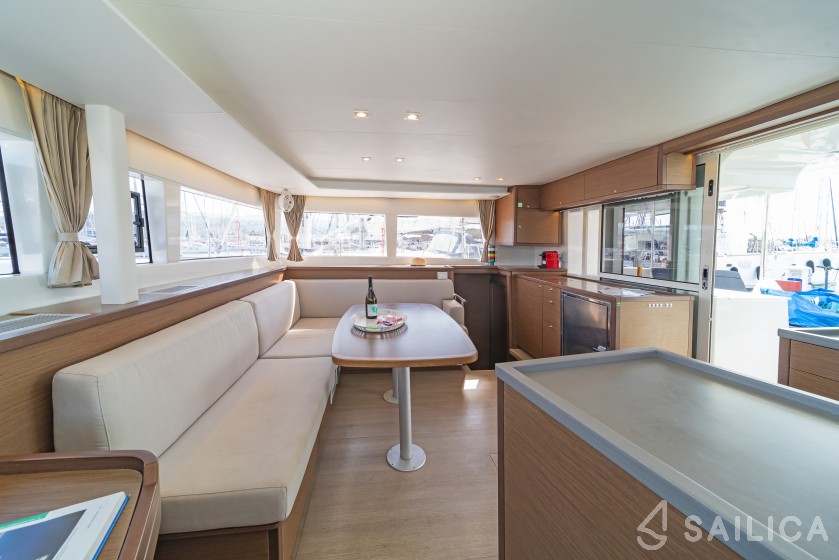 Lagoon 450  Flybridge - Yacht Charter Sailica