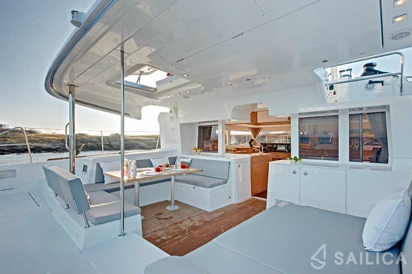 Lagoon 450  Flybridge - Yacht Charter Sailica