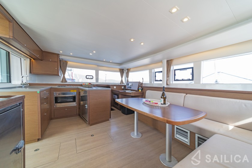 Lagoon 450  Flybridge - Yacht Charter Sailica
