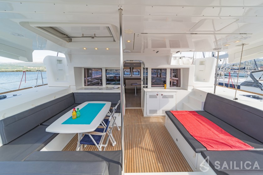 Lagoon 450  Flybridge - Yacht Charter Sailica