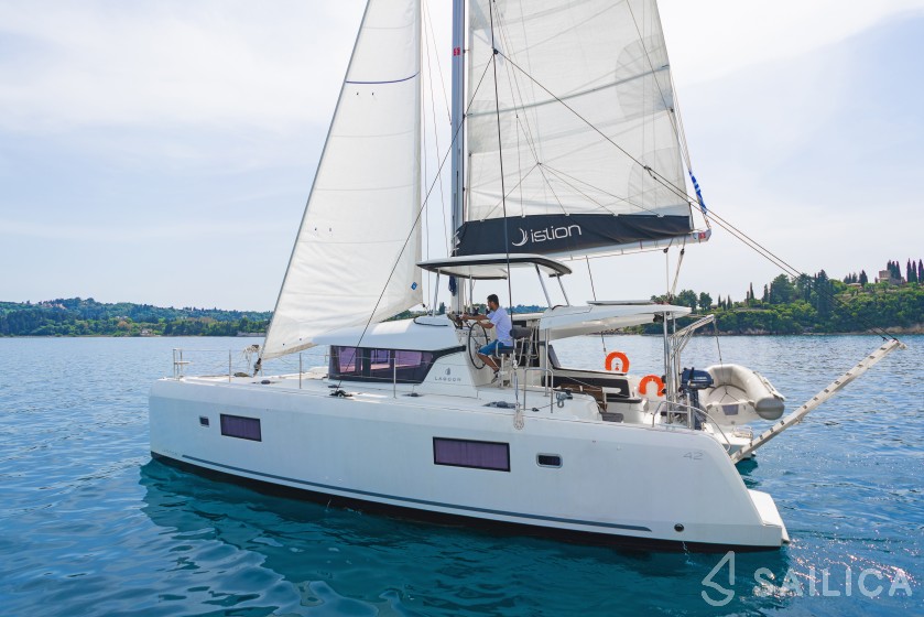 Lagoon 42 - Yacht Charter Sailica