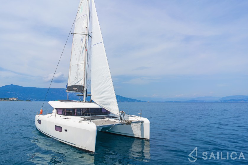 Lagoon 42 - Yacht Charter Sailica