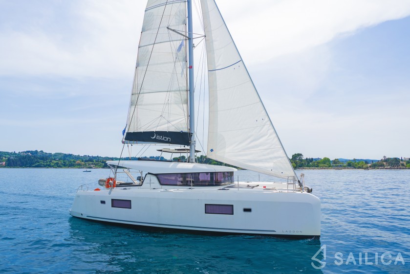 Lagoon 42 - Yacht Charter Sailica