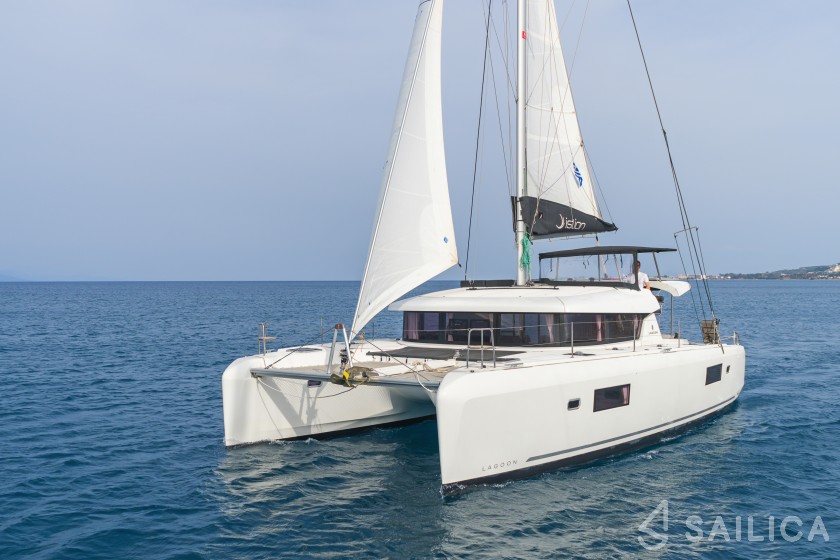 Lagoon 42 - Yacht Charter Sailica