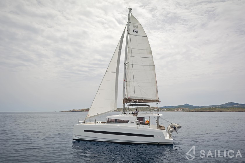 Bali 4.1 - Yacht Charter Sailica