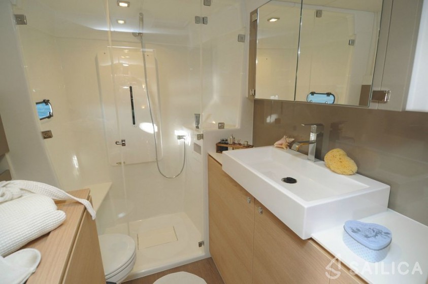 Bali 4.1 - Yacht Charter Sailica