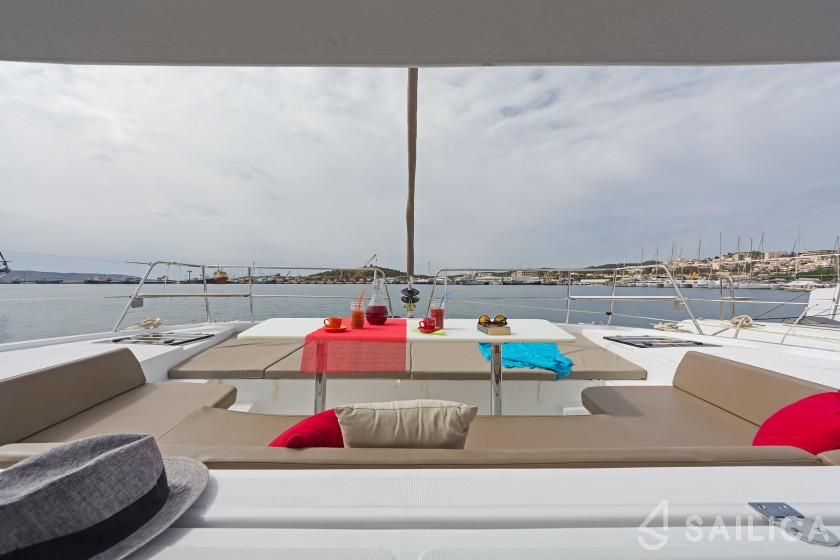 Bali 4.1 - Yacht Charter Sailica