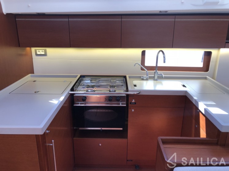 Oceanis 51.1 - Yacht Charter Sailica