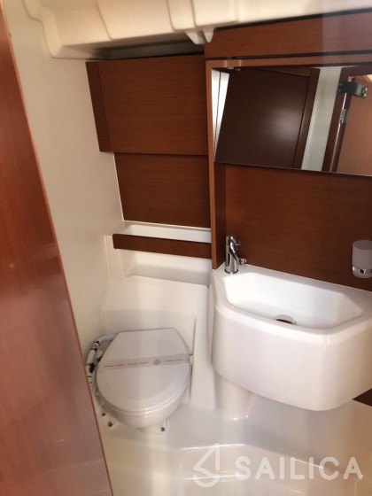 Oceanis 51.1 - Yacht Charter Sailica