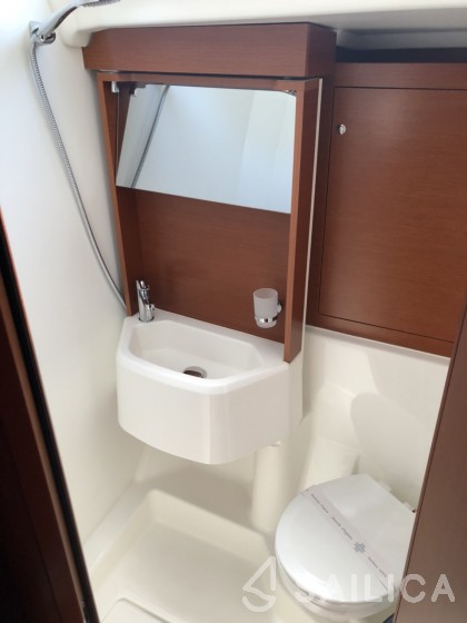 Oceanis 51.1 - Yacht Charter Sailica