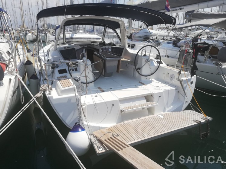 Oceanis 41.1 - Yacht Charter Sailica