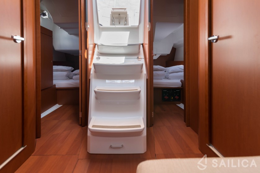 Oceanis 38.1 - Yacht Charter Sailica