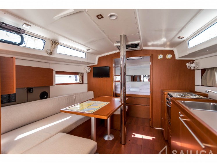 Oceanis 38.1 - Yacht Charter Sailica