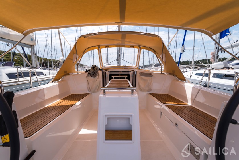 Oceanis 38.1 - Yacht Charter Sailica
