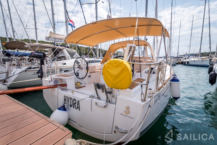 Oceanis 38.1 - Yacht Charter Sailica