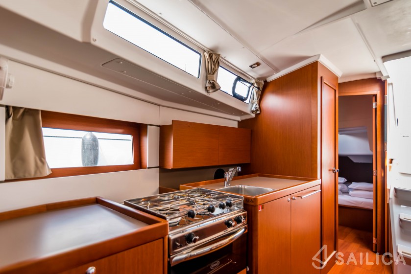Oceanis 38.1 - Yacht Charter Sailica