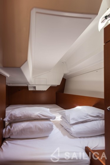 Oceanis 38.1 - Yacht Charter Sailica