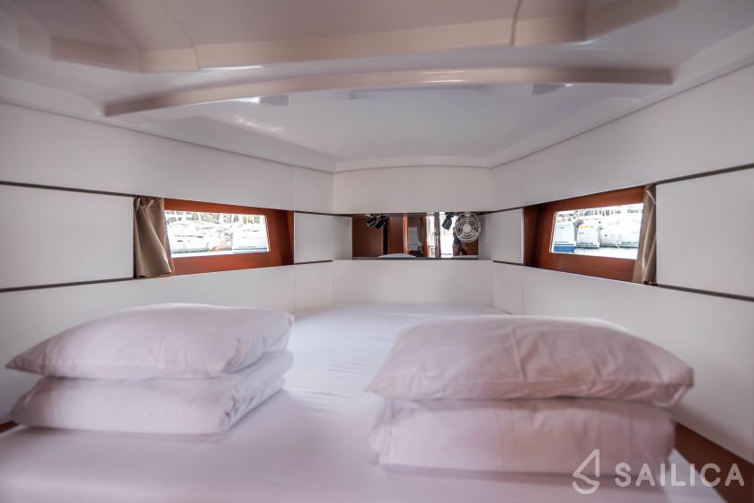 Oceanis 38.1 - Yacht Charter Sailica