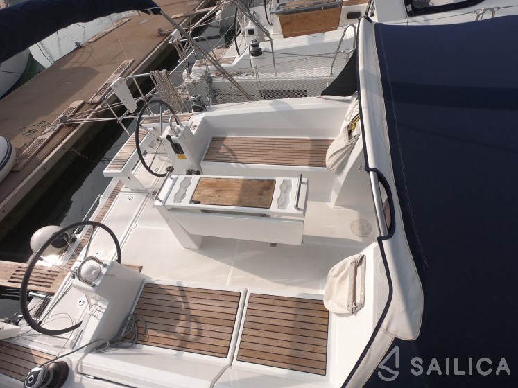 Oceanis 35.1 - Yacht Charter Sailica