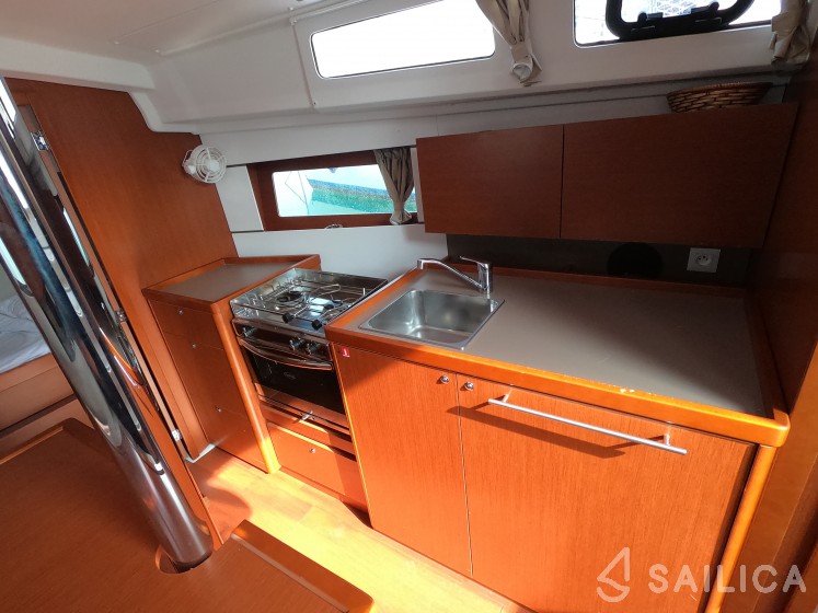 Oceanis 35.1 - Yacht Charter Sailica