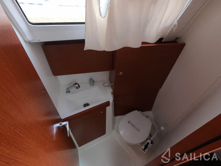 Oceanis 35.1 - Yacht Charter Sailica