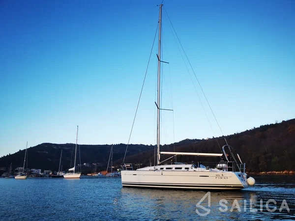 First 35 - Yacht Charter Sailica