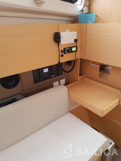 Oceanis 35.1 - Yacht Charter Sailica