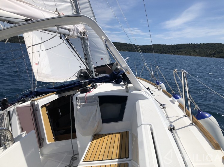 Oceanis 35.1 - Yacht Charter Sailica