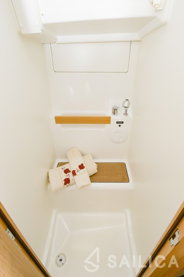 Oceanis 38 - Yacht Charter Sailica