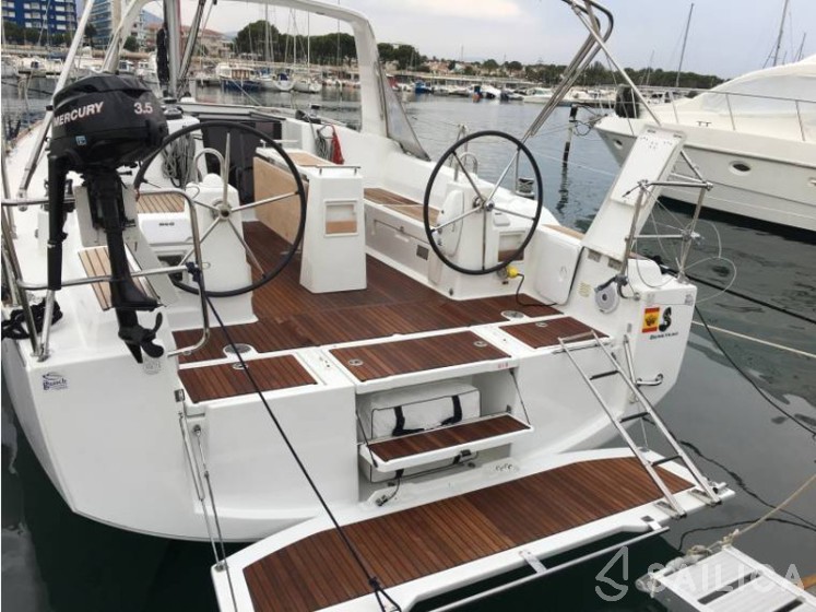 Oceanis 38 - Yacht Charter Sailica