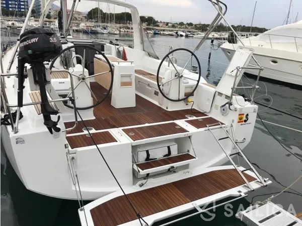 Oceanis 38 - Yacht Charter Sailica