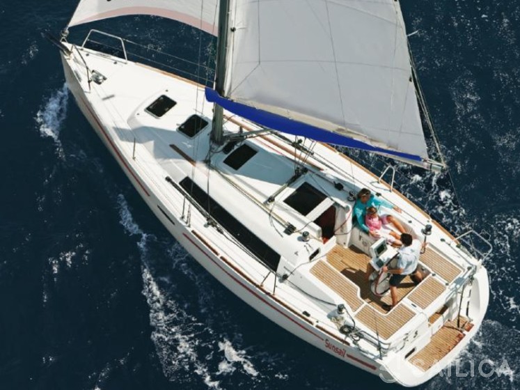 Oceanis 311 - Yacht Charter Sailica