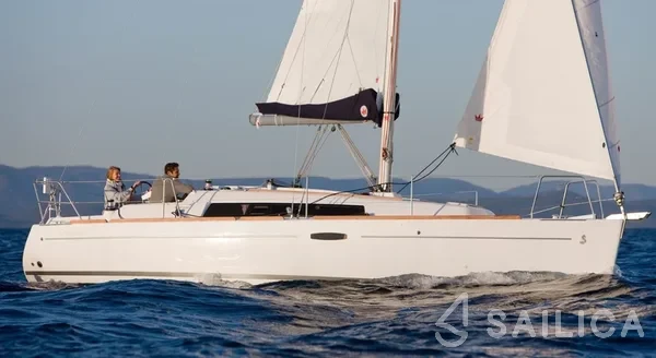 Oceanis 311 - Yacht Charter Sailica