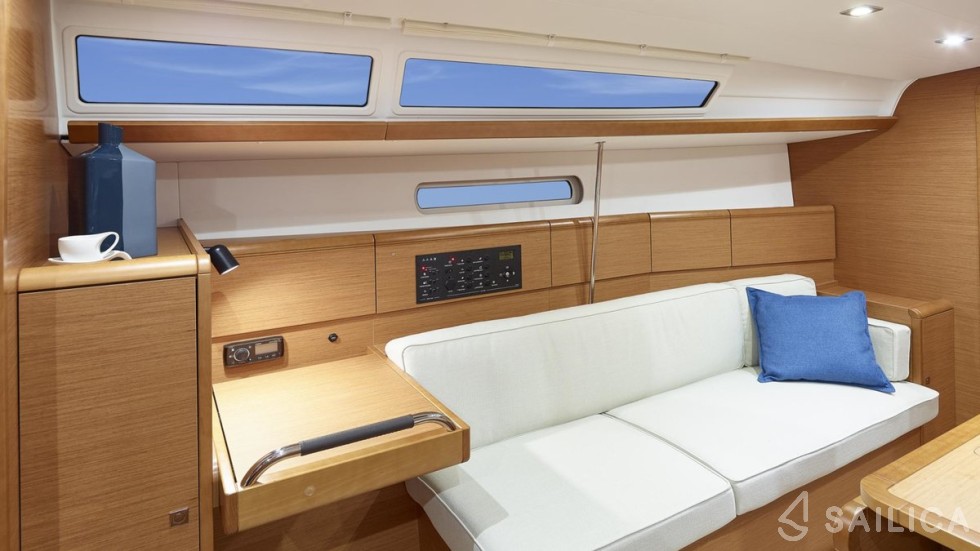 Oceanis 38 - Yacht Charter Sailica
