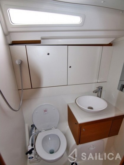 Jeanneau 54 - Yacht Charter Sailica