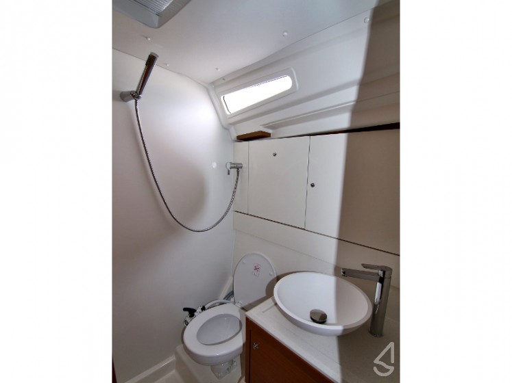 Jeanneau 54 - Yacht Charter Sailica