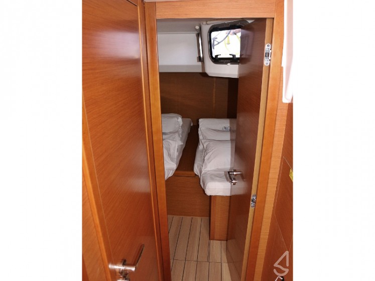 Jeanneau 54 - Yacht Charter Sailica